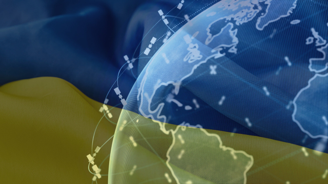 Ukrainische Flagge und Darstellung der Satelliten