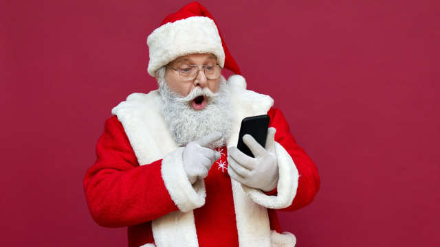 Ein Weihnachtsmann am Smartphone