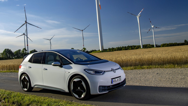 Elektroauto vor Windrädern