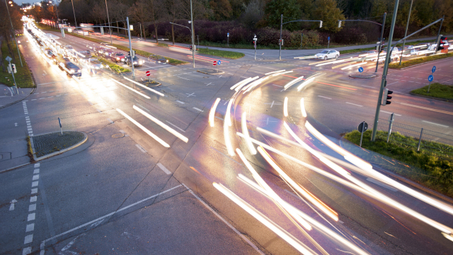 Kreuzung mit Straßenverkehr