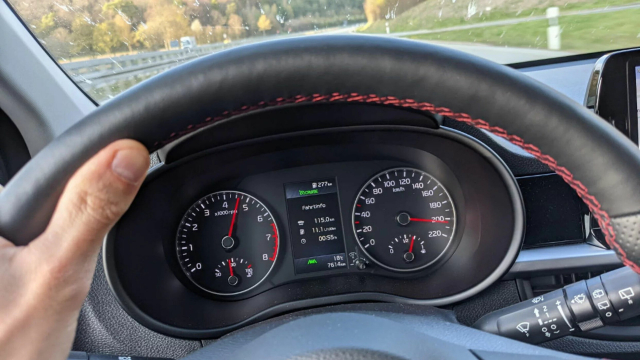 Blick auf einen Tacho bei 200 km/h