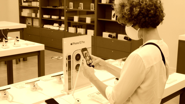 Frau in einem Apple-Store