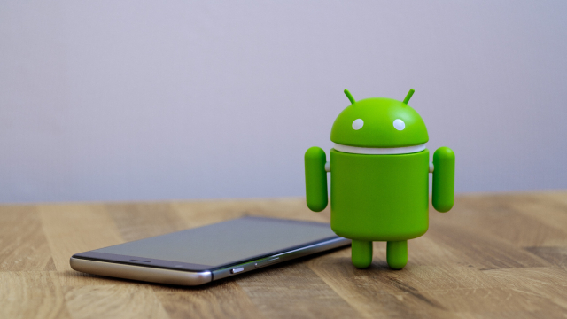 Android-Figur neben Smartphone