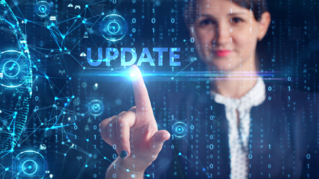 Frau drückt auf "Update"