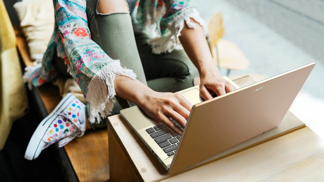 Frau an Laptop