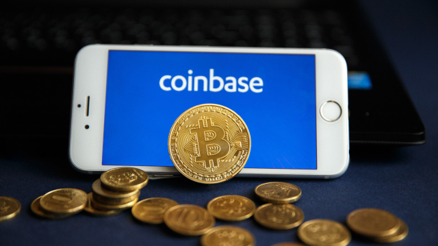 Coinbase-Logo hinter Bitcoin-Münzen