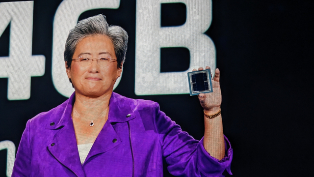 AMD-Chefin hält Chip in die Kamera