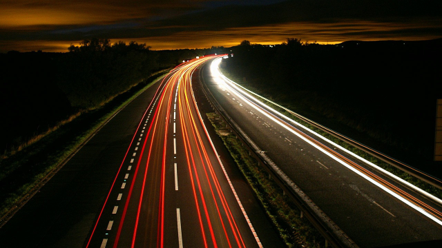 Lichter auf nächtlicher Autobahn