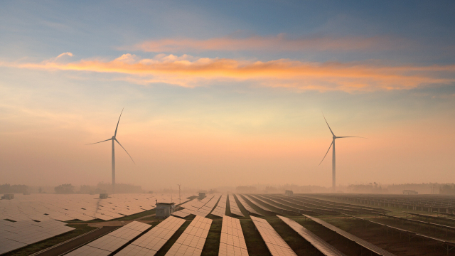 Windräder hinter Solaranlagen