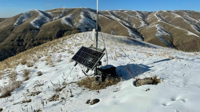 Antenne auf einem schneebedeckten Berg