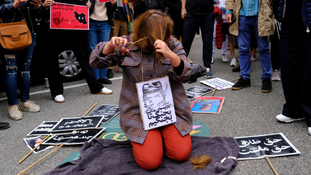 Frau, die sich aus Protest die Haare abschneidet