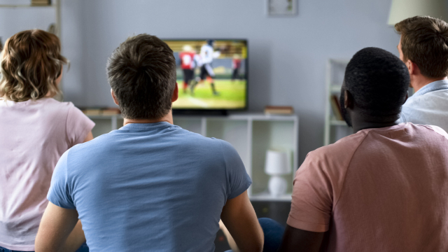 Fußballschauende Menschen