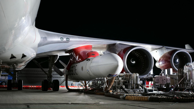 Rakete am Flügel des Trägerflugzeugs