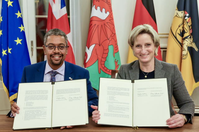 Wirtschaftsministerin Dr. Nicole Hoffmeister-Kraut (rechts) und der walisische Wirtschaftsminister Vaughan Gething (links) bei der Unterzeichnung einer gemeinsamen Erklärung zur Zusammenarbeit zwischen Baden-Württemberg und Wales. Foto: Uli Regenscheit