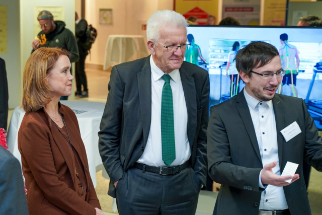 BW-Wissenschaftsministerin Petra Olschowski und BW-Ministerpräsident Winfried Kretschmann bei einer Präsentation des Forum Gesundheitsstandort. 