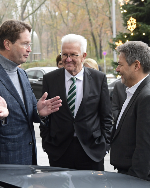 v.l.n.r.: Ola Källenius, Chief Executive Officer, Mercedes-Benz Group, Winfried Kretschmann, Ministerpräsident von Baden-Württemberg und Robert Habeck, Bundesminister für Wirtschaft und Klimaschutz im Austausch beim Strategiedialog Automobilwirtschaft am 7. Dezember 2023 vor der Landesvertretung Baden-Württemberg in Berlin. Copyright: e-mobil BW/KD Busch