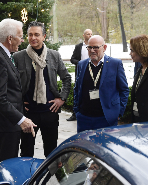 v.l.n.r.: Winfried Kretschmann, Ministerpräsident von Baden-Württemberg, Lutz Meschke, stellvertretender Vorstandsvorsitzender Porsche AG, Winfried Hermann, Verkehrsminister von Baden-Württemberg und Petra Olschowski, Wissenschaftsministerin von Baden-Württemberg im Austausch beim Strategiedialog Automobilwirtschaft am 7. Dezember 2023 vor der Landesvertretung Baden-Württemberg in Berlin. Copyright: e-mobil BW/KD Busch