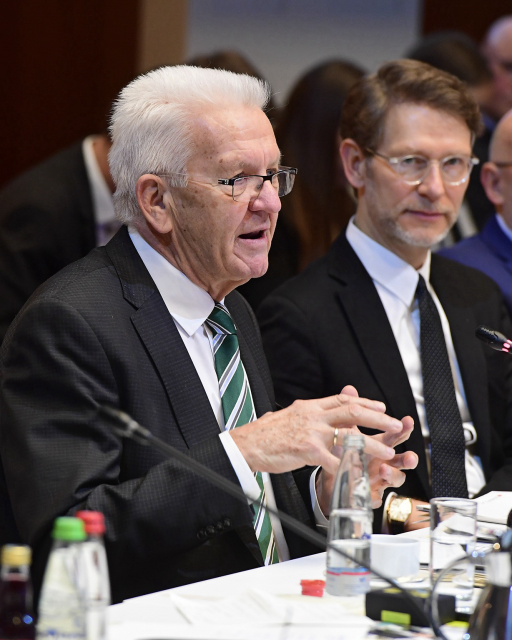 Ministerpräsident Winfried Kretschmann (links) und Staatsminister Dr. Florian Stegmann (rechts) beim Strategiedialog Automobilwirtschaft am 7. Dezember 2023 in  der Landesvertretung Baden-Württemberg in Berlin. Copyright: e-mobil BW/KD Busch