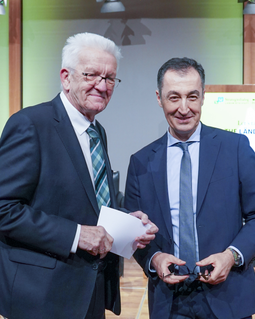 Baden-Württembergs Ministerpräsident Winfried Kretschmann (links) und Bundeslandwirtschaftsminister Cem Özdemir (rechts) während des baden-württembergischen Strategiedialogs Landwirtschaft am 14.12.2023 in Berlin. Copyright: Staatsministerium Baden-Württemberg