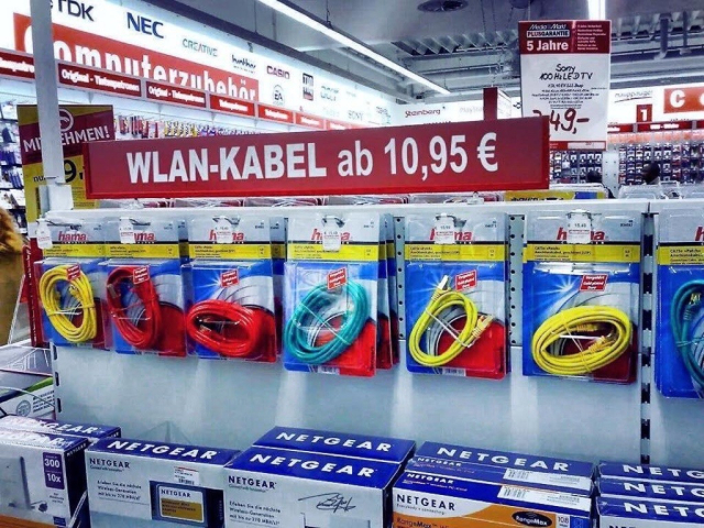 Elektronikmarkt, es gibt WLankabel für 10,95€