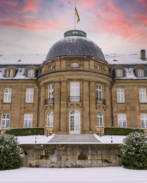 Das Bild zeigt die Villa Reitzenstein in Stuttgart im Sonnenuntergang. 