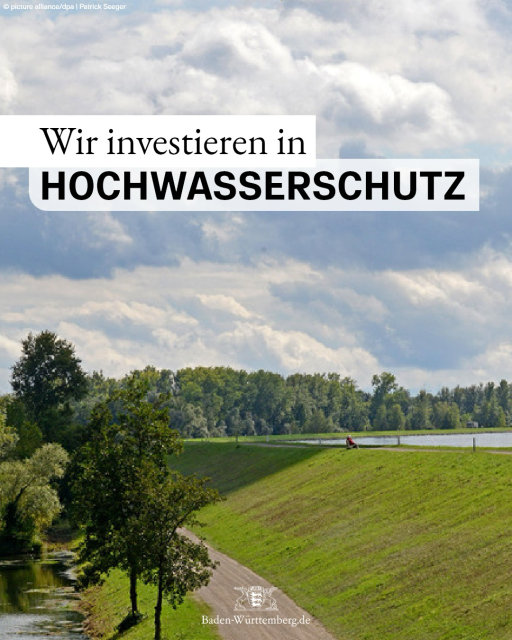 Eine Person sitzt auf einer Bank auf dem Rheindamm bei Schwanau-Nonnenweier in Baden-Württemberg. © picture alliance / dpa | Patrick Seeger