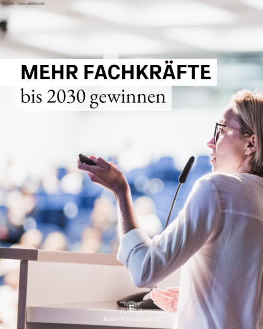 Das Bild zeigt eine Frau an einem Rednerpult in einem Hörsaal im Profil. Text: Mehr Fachkräfte bis 2030 gewinnen. Bildquelle: kastro - stock.adobe.com