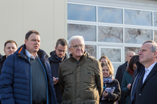 Winfried Kretschmann (2.v.r., Bündnis 90/Die Grünen), Ministerpräsident von Baden-Württemberg, besucht den Bio-Bauernhof Grieshaber & Schmid und spricht mit Landwirten über die aktuellen Themen der Landwirtschaft.