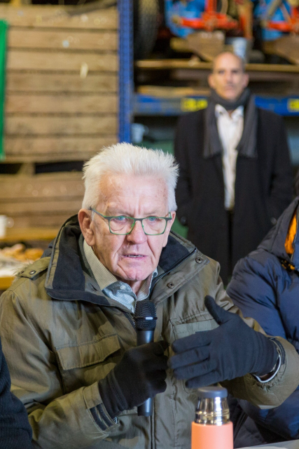 Winfried Kretschmann (2.v.r., Bündnis 90/Die Grünen), Ministerpräsident von Baden-Württemberg, besucht den Bio-Bauernhof Grieshaber & Schmid und spricht mit Landwirten über die aktuellen Themen der Landwirtschaft.