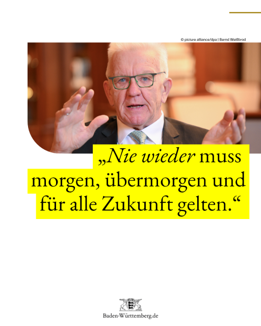 Foto: Baden-Württembergs Ministerpräsident Winfried Kretschmann bei einem Interview in der Villa Reitzenstein in Stuttgart. Copyright: picture alliance/dpa | Bernd Weißbrod. Zitat Winfried Kretschmann:„,Nie wieder‘ muss morgen, übermorgen, und für alle Zukunft gelten.“