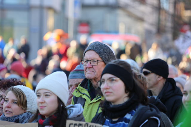 Menschen nehmen an einer Demonstration gegen Rechtsextremismus teil. Der Ministerpräsident voön Baden-Württemberg, Winfried Kretschmann, (Bündnis 90/Die Grünen, M) nimmt an der Demonstration teil. 