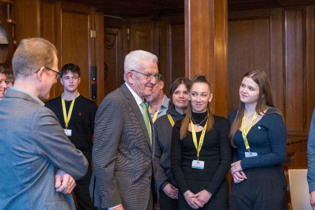 Winfried Kretschmann, Ministerpräsident von Baden-Württemberg, spricht mit Schülerinnen und Schülern am 24.01.2024.