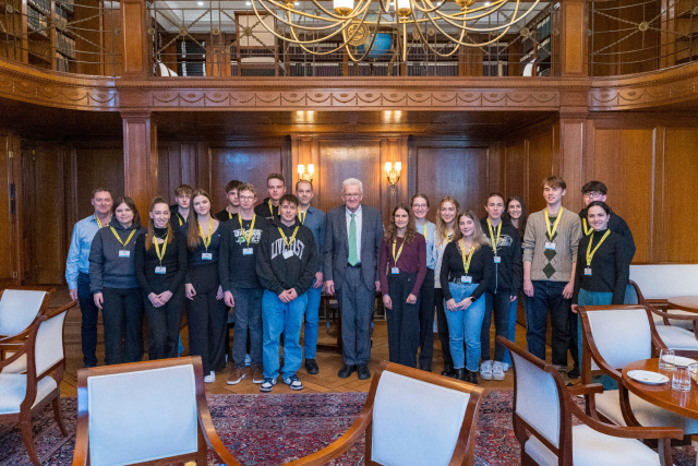 Gruppenbild der Schulklasse mit Winfried Kretschmann, Ministerpräsident von Baden-Württemberg.