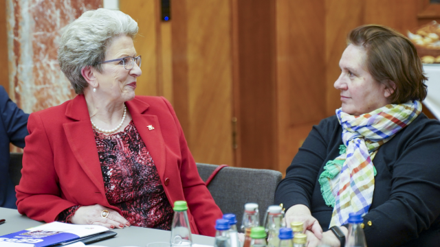 Staatsrätin Barbara Bosch und Kultusministerin Theresa Schopper im Gespräch in der Villa Reitzenstein.