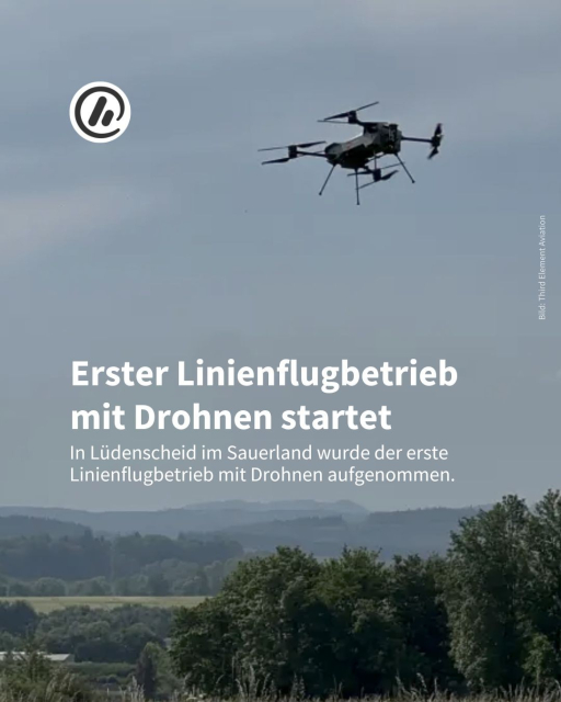 Bild: Im Hintergrund ist eine fliegende Drohne zu sehen. 

Überschrift: Erster Linienflugbetrieb mit Drohnen startet

Unterzeile: In Lüdenscheid im Sauerland wurde der erste Linienflugbetrieb mit Drohnen aufgenommen.