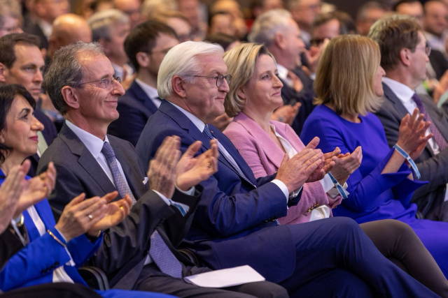 von links nach rechts: Muhterem Aras, Präsidentin des baden-württembergischen Landtags, Dr. Joachim Schulz, Vorsitzender von Südwestmetall, Bundespräsident Frank-Walter Steinmeier und BW-Wirtschaftsministerin Nicole Hoffmeister-Kraut applaudieren nach einem Redebeitrag während der Veranstaltung zur Unterzeichnung der Erklärung "Wirtschaft für Demokratie" in Stuttgart. © Foto: Frank Eppler