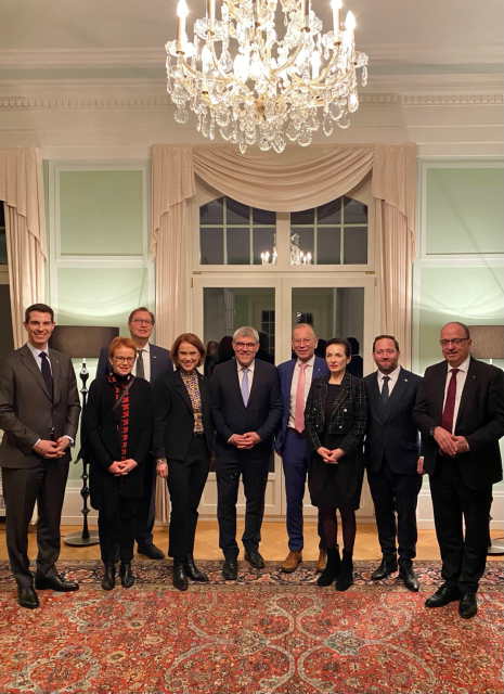 Gruppenbild mit Wissenschaftsministerin und Europa-STS in Bern