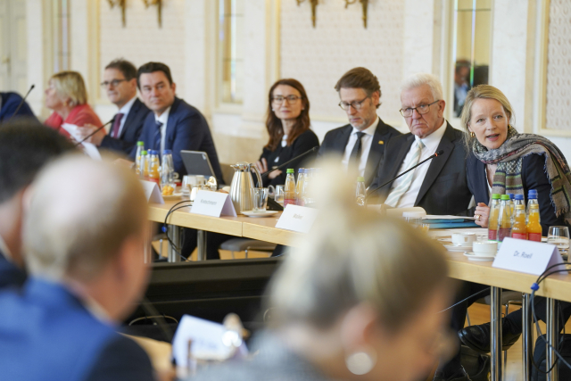 Von rechts nach links: Umweltministerin Thekla Walker, Ministerpräsident Winfried Kretschmann, Staatsminister und Chef der Staatskanzlei Dr. Florian Stegmann, sowie Abteilungsleiterin im Staatsministerium Dr. Natalia Jaekel