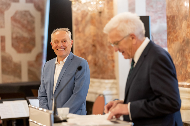 Christian Streich (li.) und Ministerpräsident Winfried Kretschmann (re.) bei der Verleihung des Landesverdienstordens im Neuen Schloss in Stuttgart.