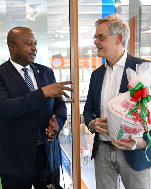 Staatssekretär Rudi Hoogvliet und Botschafter Albert Shingiro, Minister für Auswärtige Angelegenheiten und Entwicklungszusammenarbeit der Republik Burundi, übergeben sich Geschenke.