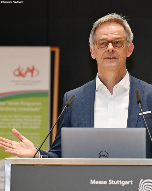 Staatssekretär Rudi Hoogvliet spricht auf dem Podium.