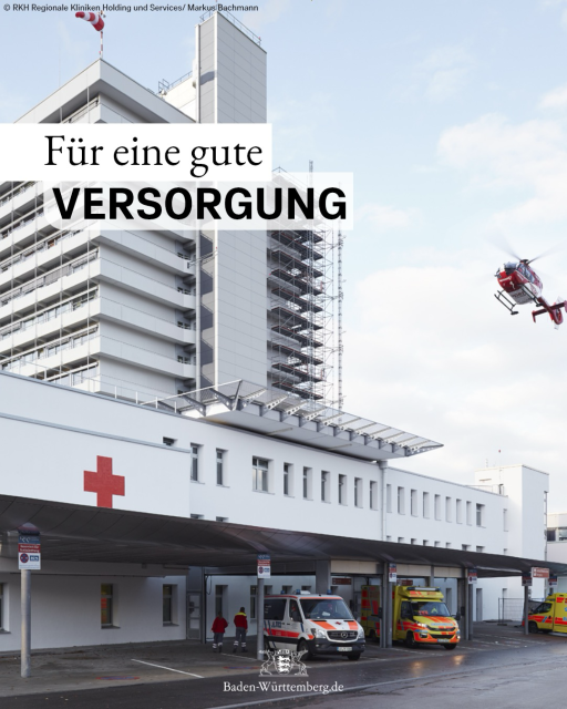 Text: Für eine gute Versorgung; Bild: Eingangsbereich eines Krankenhauses mit mehreren parkenden Einsatzwägen und einem Rettungshubschrauber im Landeanflug. © RKH Regionale Kliniken Holding und Services / Markus Bachmann