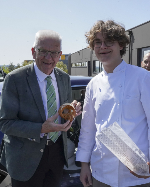 Ministerpräsident Winfried Kretschmann und Max Baier präsentieren die von Ministerpräsident Kretschmann geformte Brezel.