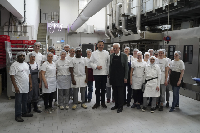 Gruppenbild von Ministerpräsident Winfried Kretschmann und Bäcker Jochen Baier in der Backstube Baier in Herrenberg.