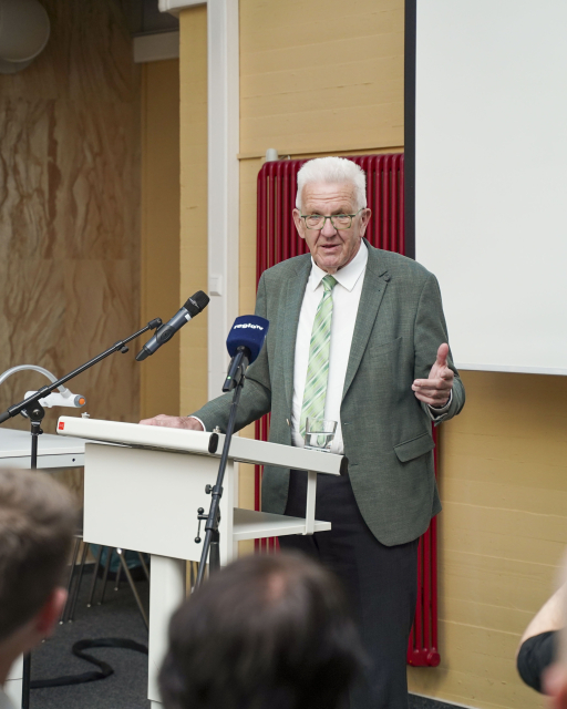 Ministerpräsident Kretschmann spricht im Berufsschulzentrum Leonberg.