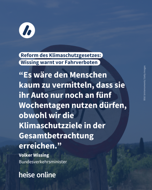 Auf dem Bild sieht man eine schöne Landschaft. Im Vordergrund ist ein Schild mit einem durchgestrichenen Auto. Die Überschrift lautet: Reform des Klimaschutzgesetzes: Wissing warnt vor Fahrverboten​. Darunter folgt ein Zitat von Volker Wissing, Bundesverkehrsminister: “Es wäre den Menschen kaum zu vermitteln, dass sie ihr Auto nur noch an fünf Wochentagen nutzen dürfen, obwohl wir die Klimaschutzziele in der Gesamtbetrachtung erreichen.”