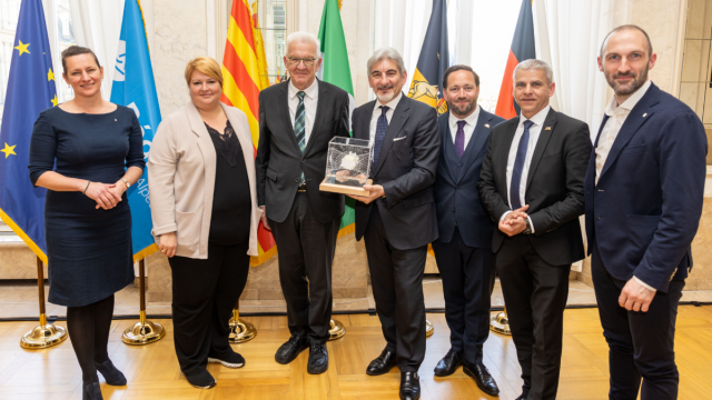 Gruppenbild (v.l.n.r.): Marie Kapretz, Delegierte der Regierung von Katalonien in Deutschland, Stéphanie Pernod, Erste Vizepräsidentin für Wirtschaft, Ansiedlung und Digitales der Region Auvergne-Rhône-Alpes, Ministerpräsident Winfried Kretschmann, Raffaele Cattaneo, lombardische Staatssekretär für internationale Angelegenheiten, Staatssekretär Florian Hassler, Staatssekretär Patrick Rapp, Jacopo Scandella, Abgeordneter des Regionalrats aus der Lombardei