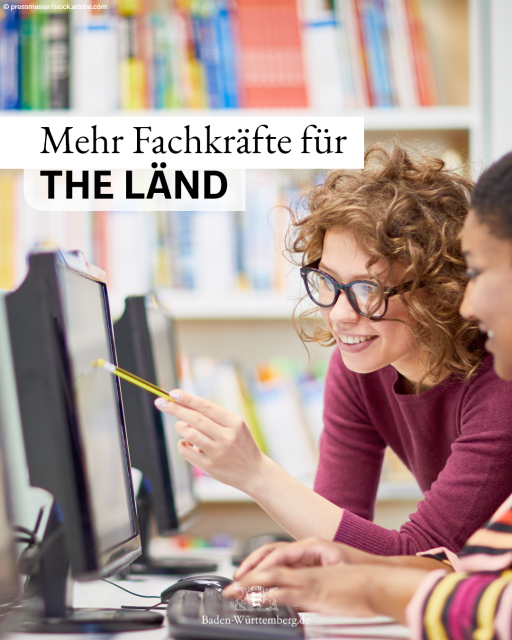 Zwei Frauen schauen zusammen auf einen PC. Eine der Frauen hat einen Bleistift in der Hand. Text: "Mehr Fachkräfte für THE LÄND"