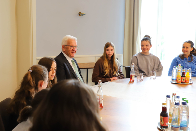 Teilnehmerinnen mit Ministerpräsident Kretschmann am runden Tisch im Kabinettssaal