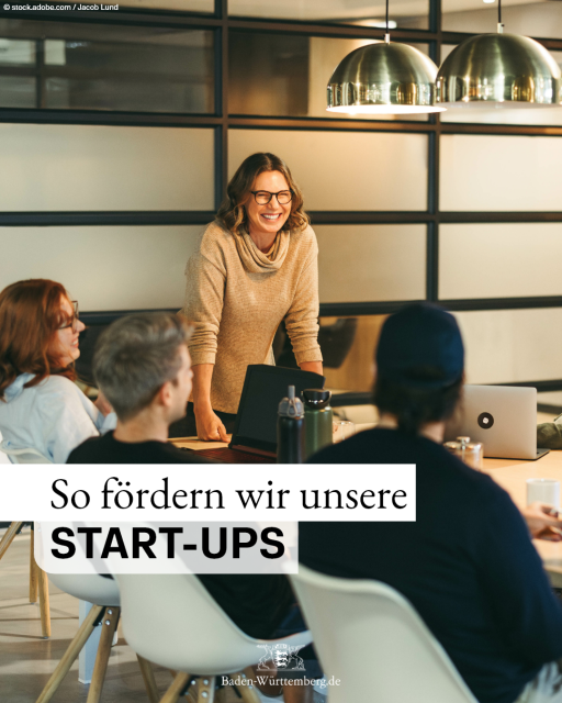 Eine Frau steht vor einer Gruppe Menschen. Vor ihr liegt ein aufgeklappter Laptop. Text: „So fördern wir unsere Start-Ups.“